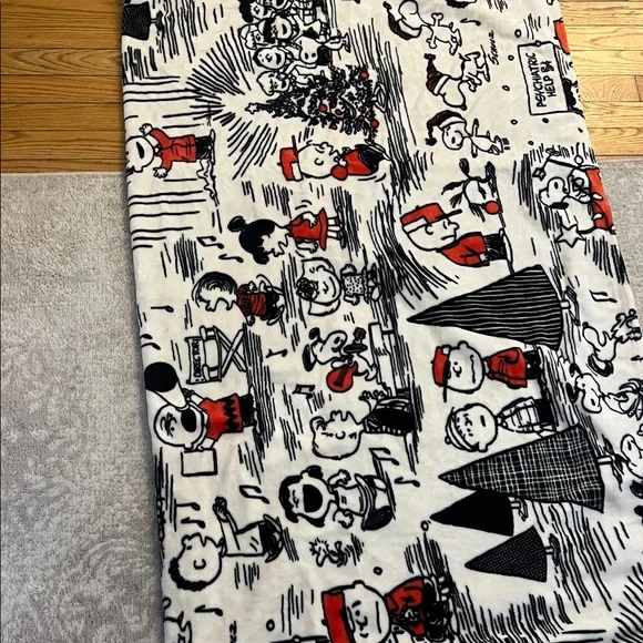 Peanuts Themed Blanket with Red and Black Design - Picture 2 of 5